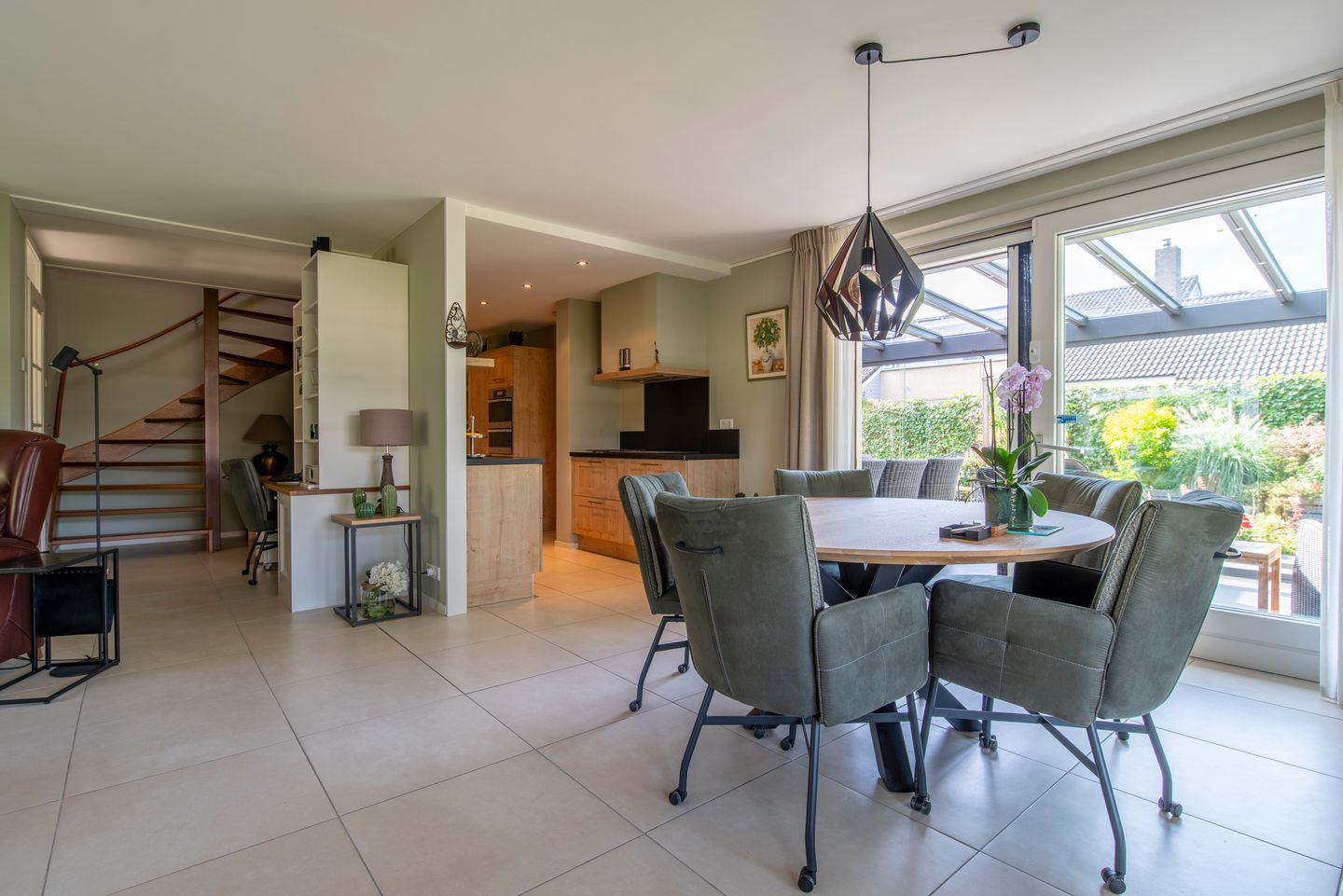 Photo 10 of Vondellaan 36