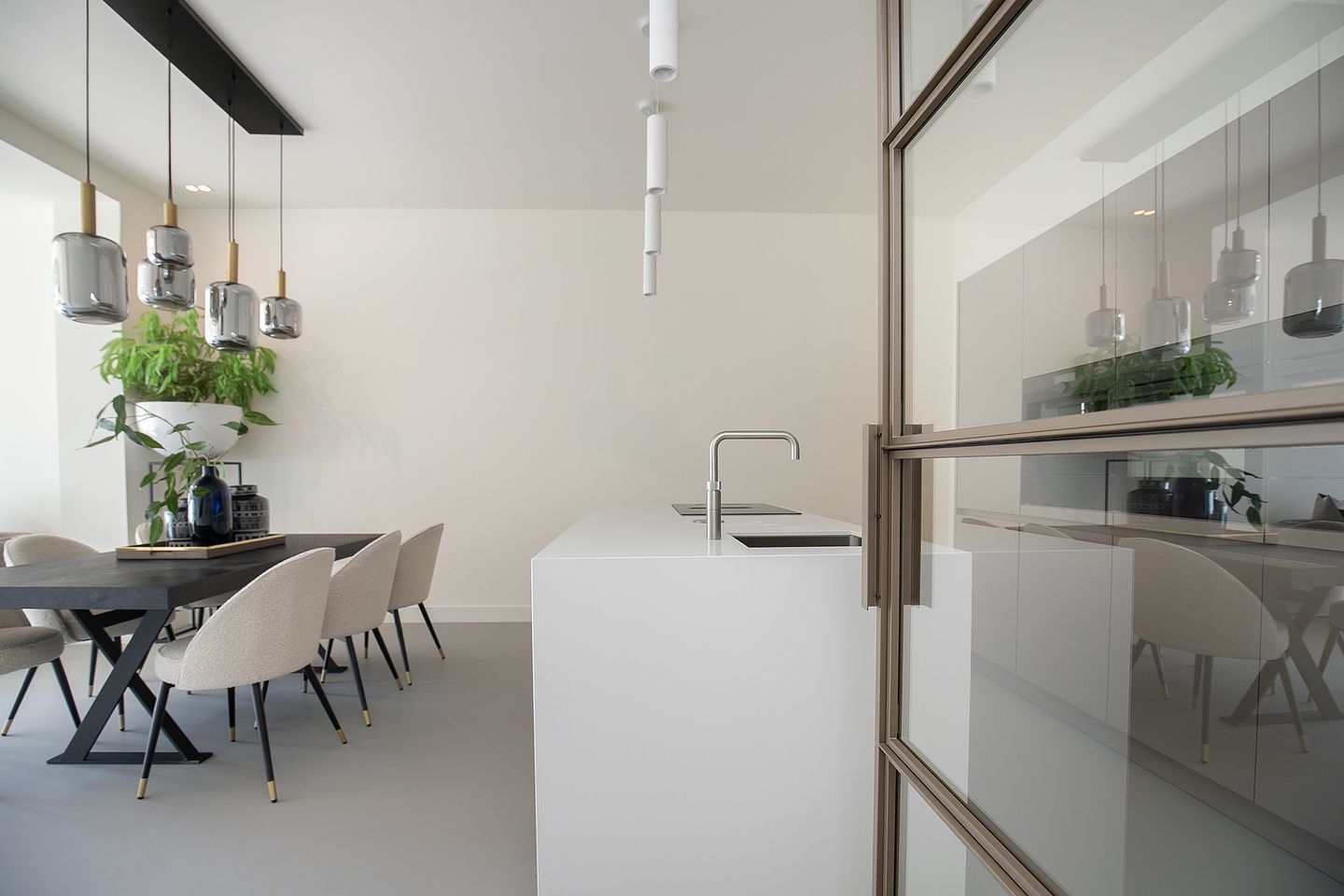 View photo 2 of Mathenesserlaan 484-B
