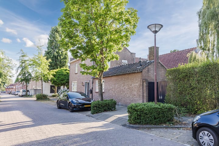 Photo 41 of Beatrixstraat 1