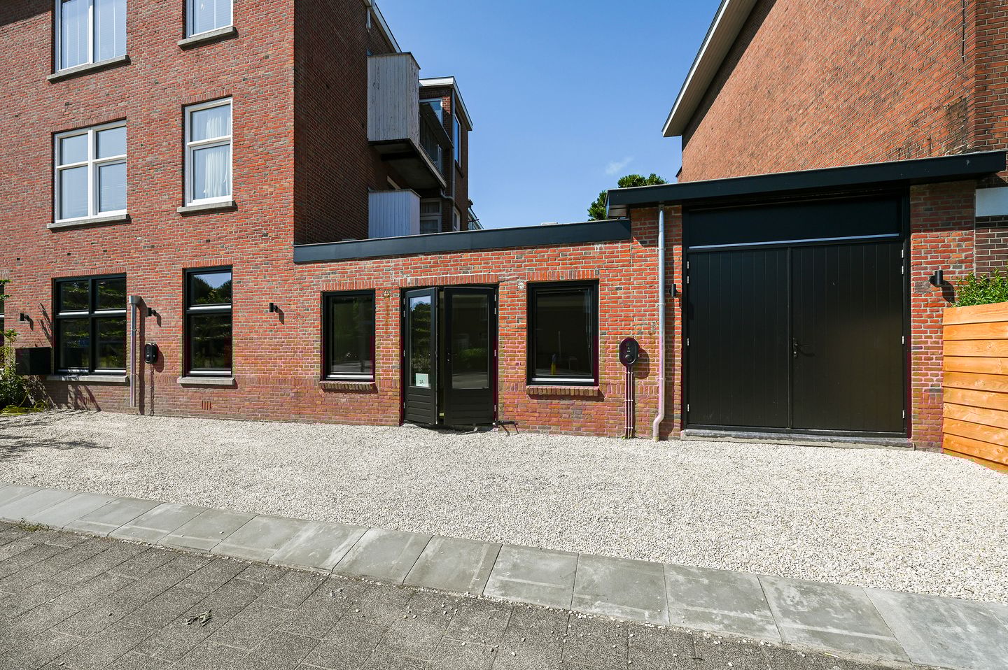 View photo 2 of van de Wateringelaan 2
