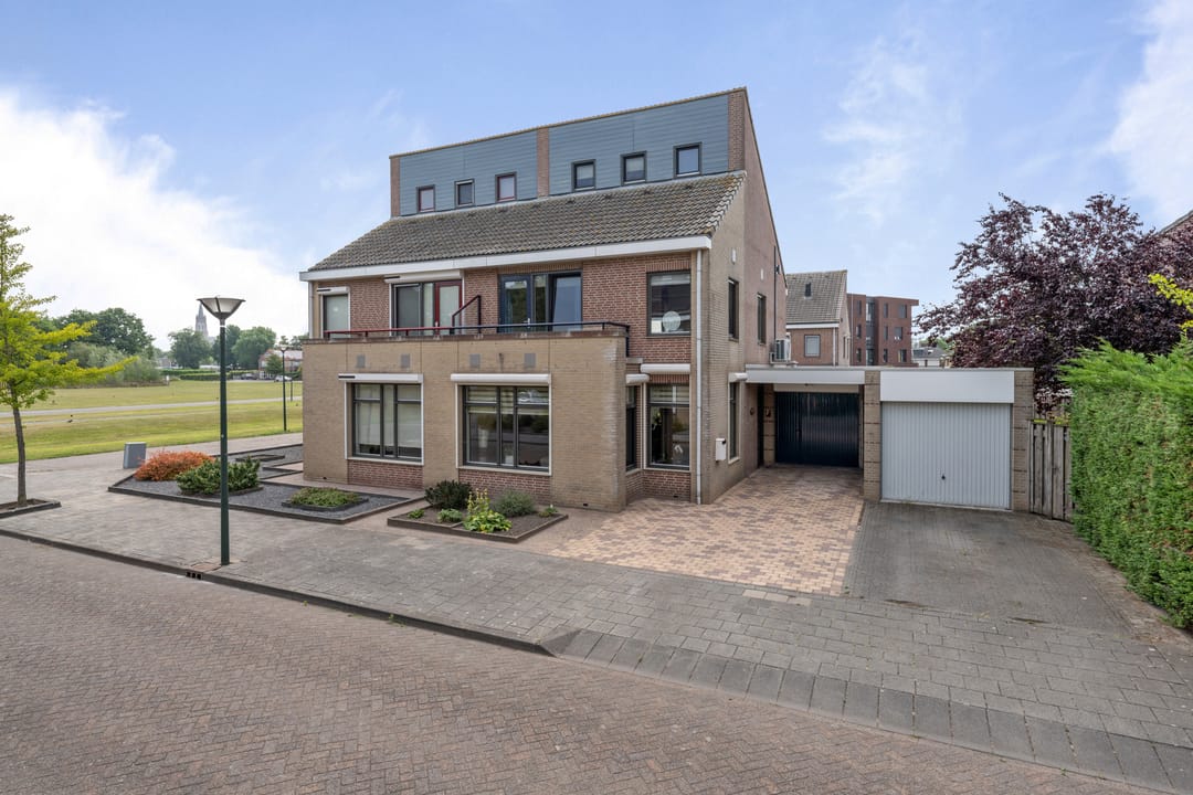 Foto 1 van Weegbree 8