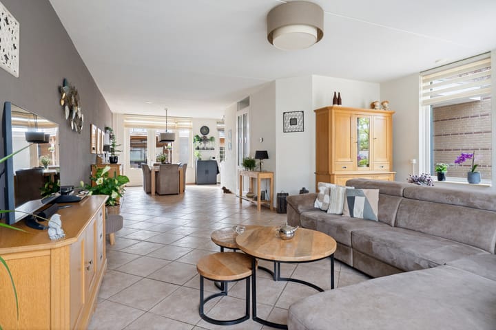 Foto 2 van Weegbree 8