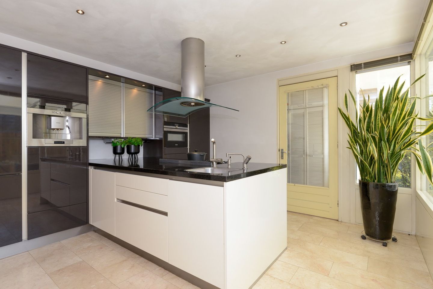 Photo 4 of Martena 15