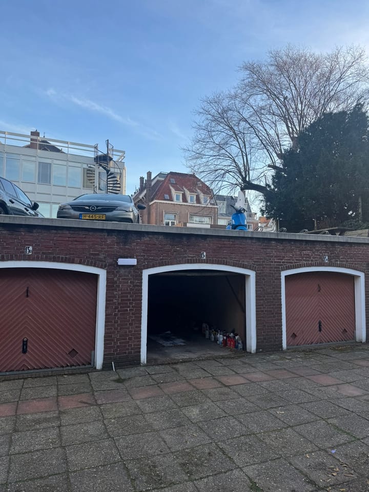 Photo 2 of Johan van Oldenbarneveltlaan 13-G