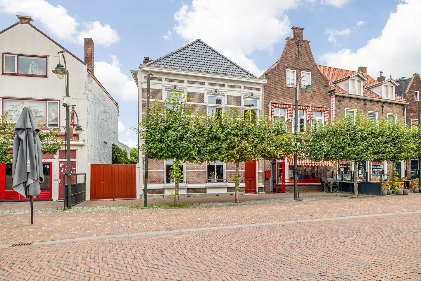 View photo 2 of Markt 10