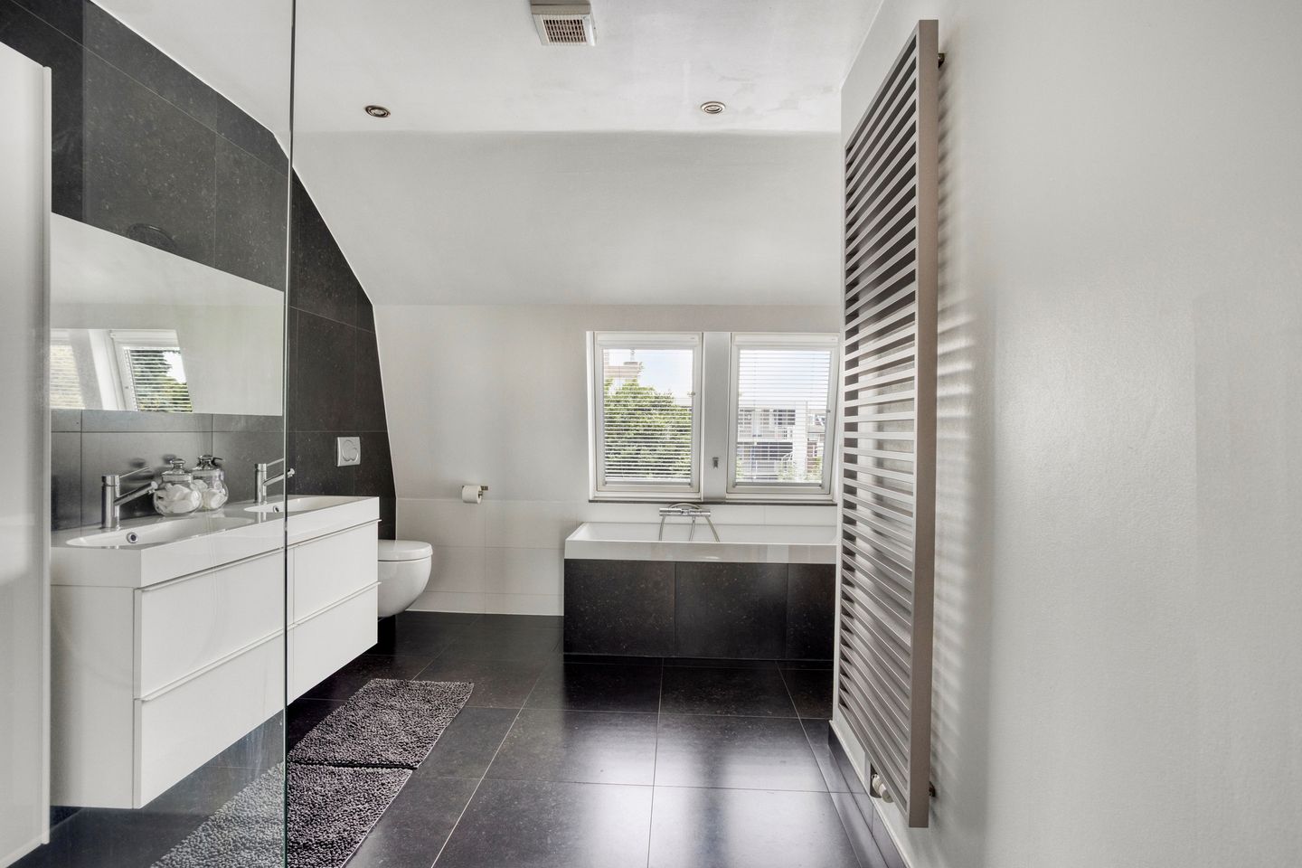 Foto 25 van Louis Loyensstraat 12-A