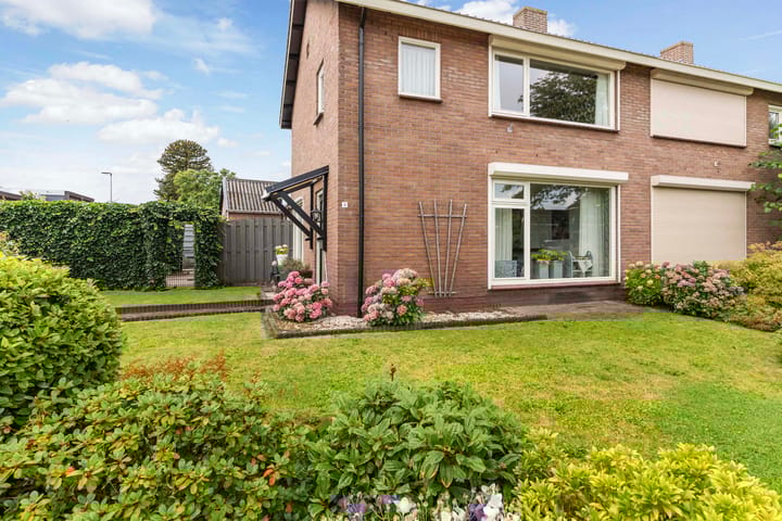 Photo 3 of Clematisstraat 4