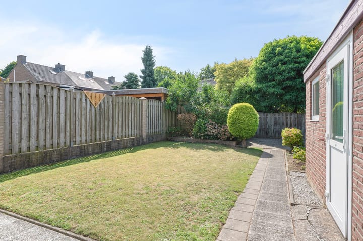 Foto 25 van Burg. Schmitzstraat 9