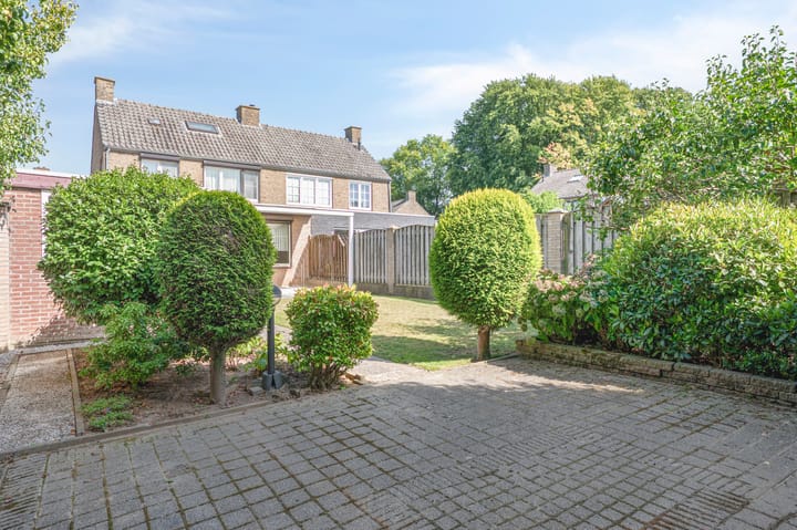 Foto 26 van Burg. Schmitzstraat 9