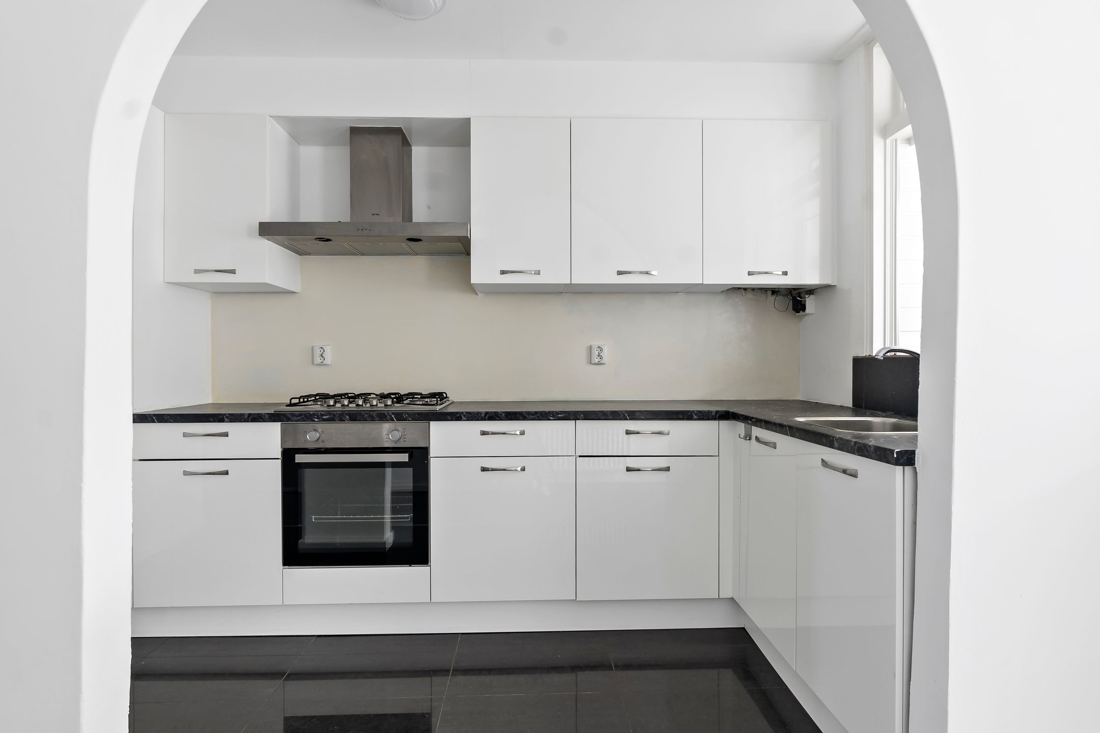 Photo 18 of Van der Hoopstraat 1