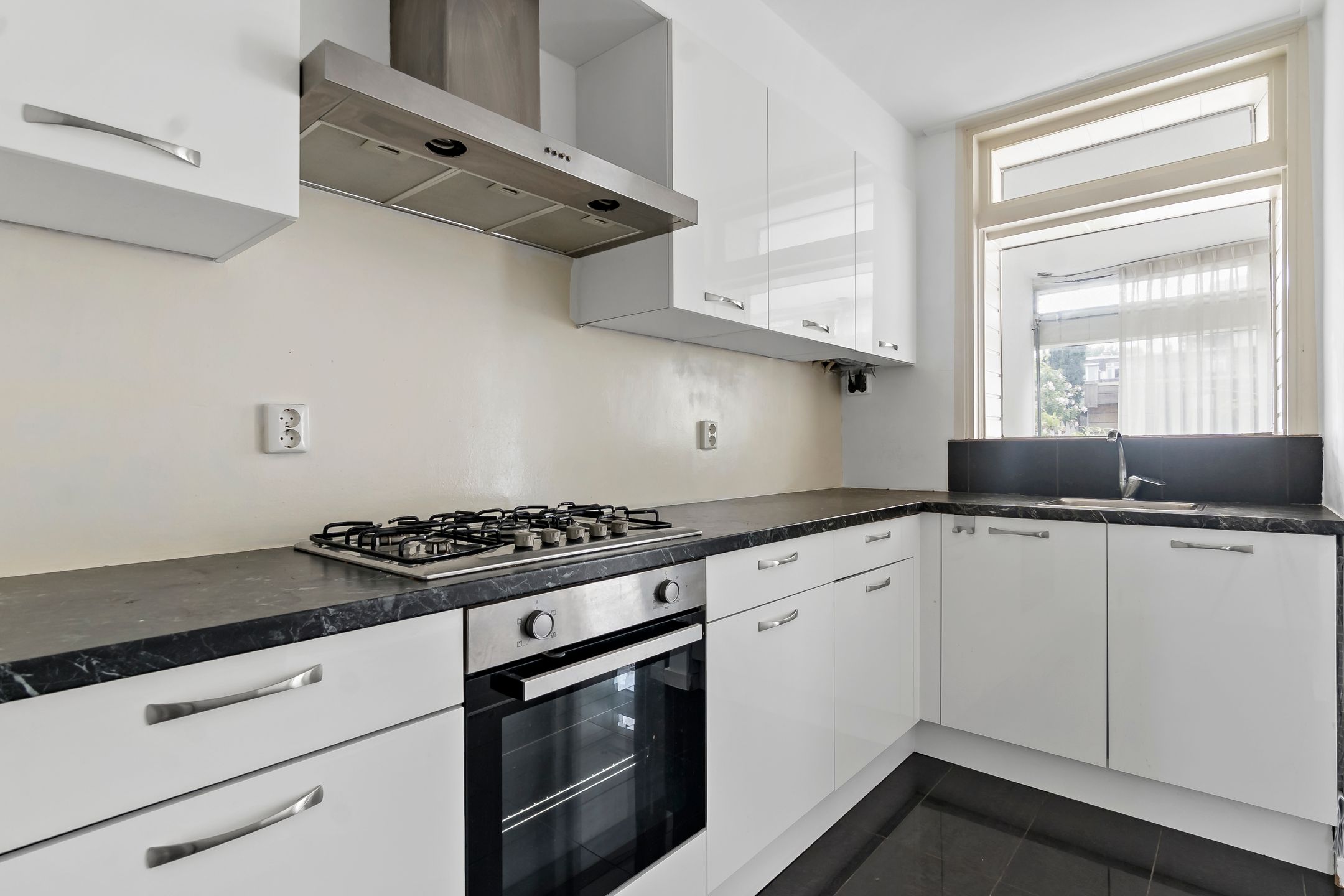 Photo 21 of Van der Hoopstraat 1