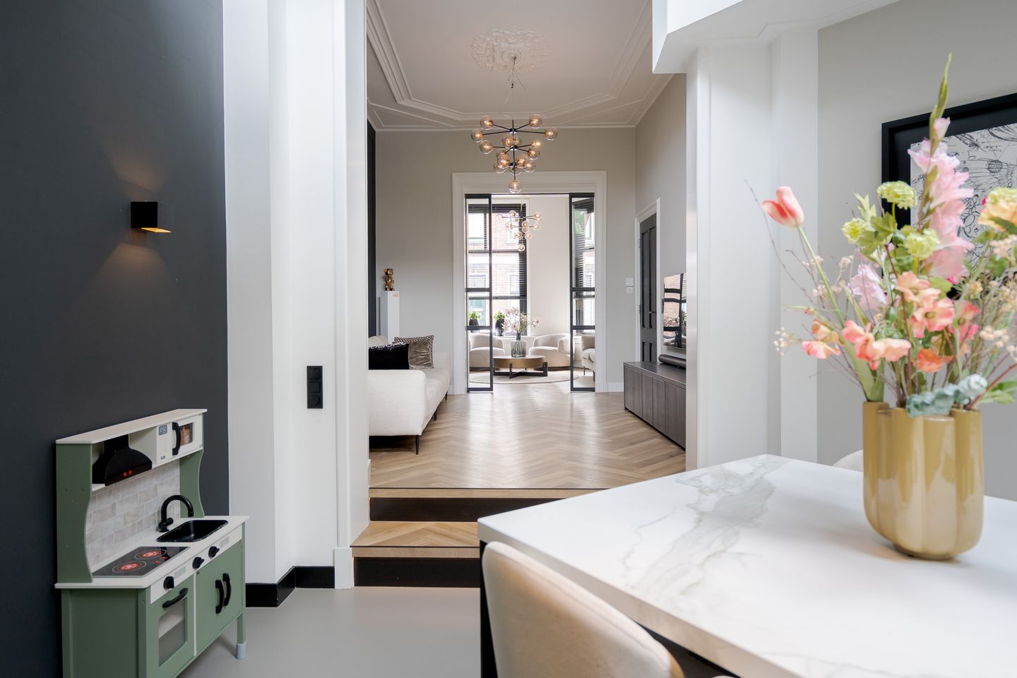 Photo 19 of Van Karnebeekstraat 84