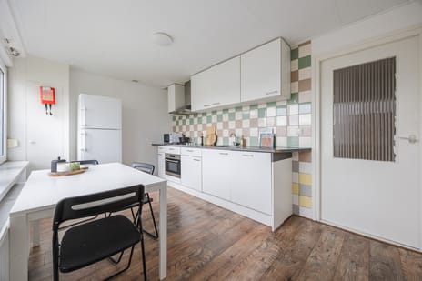 Veer 44 secondary image