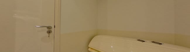 Zwembad-in-kelder-Kleedkamer-Douche-Toilet