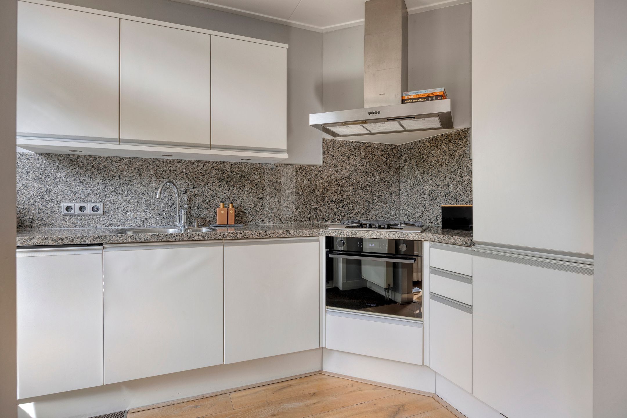 Foto 15 van Leliestraat 154