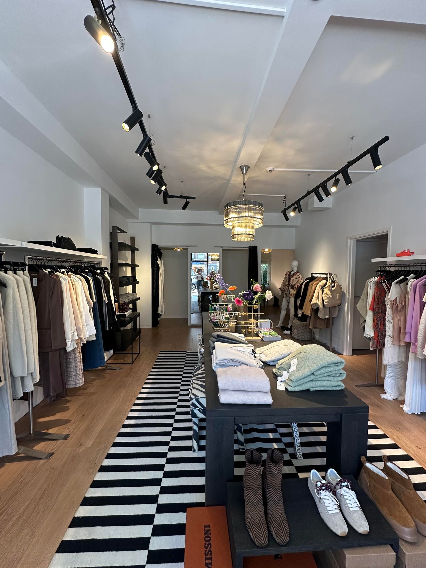 View photo 2 of Beethovenstraat 62-H