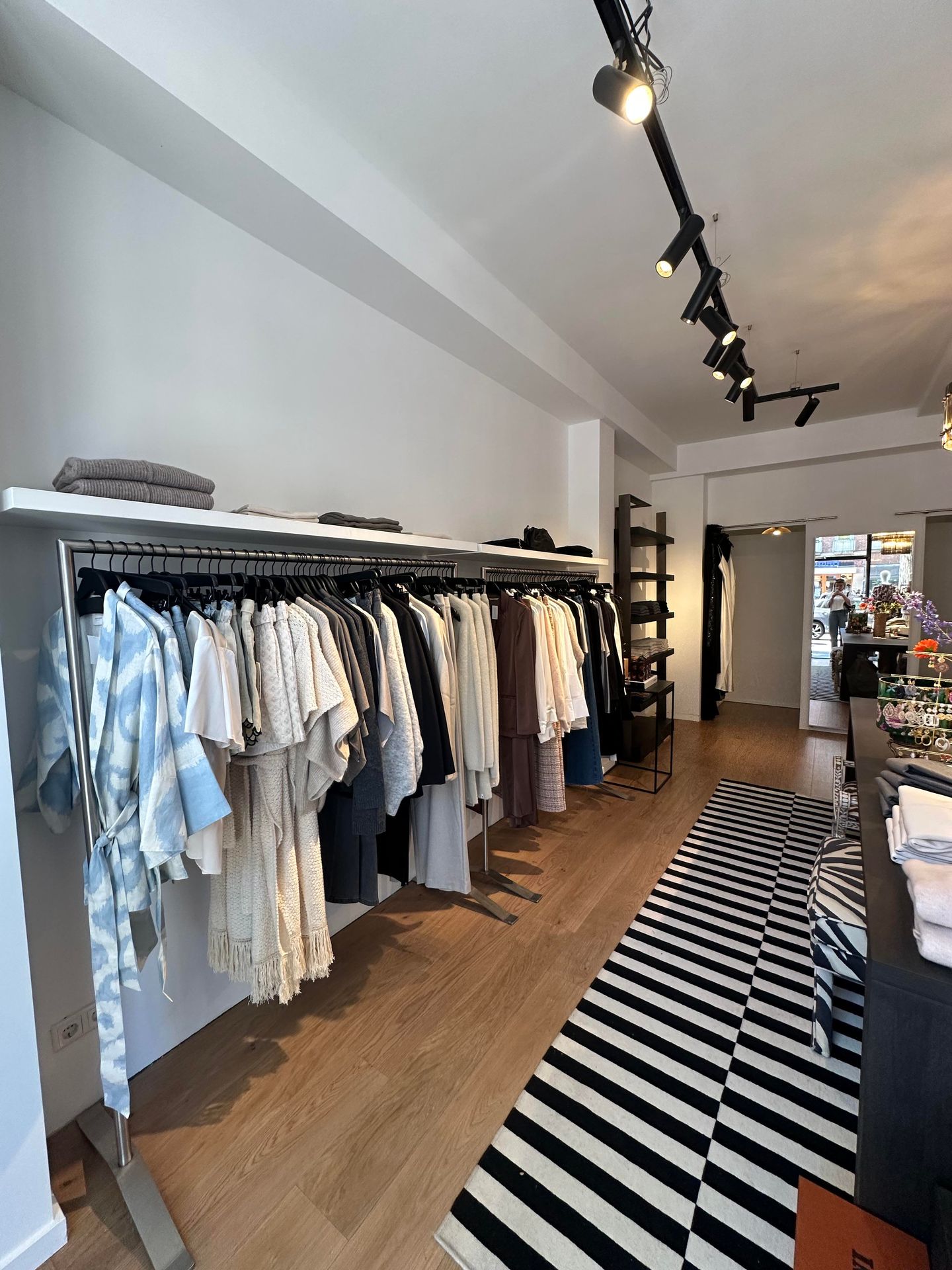 View photo 3 of Beethovenstraat 62-H