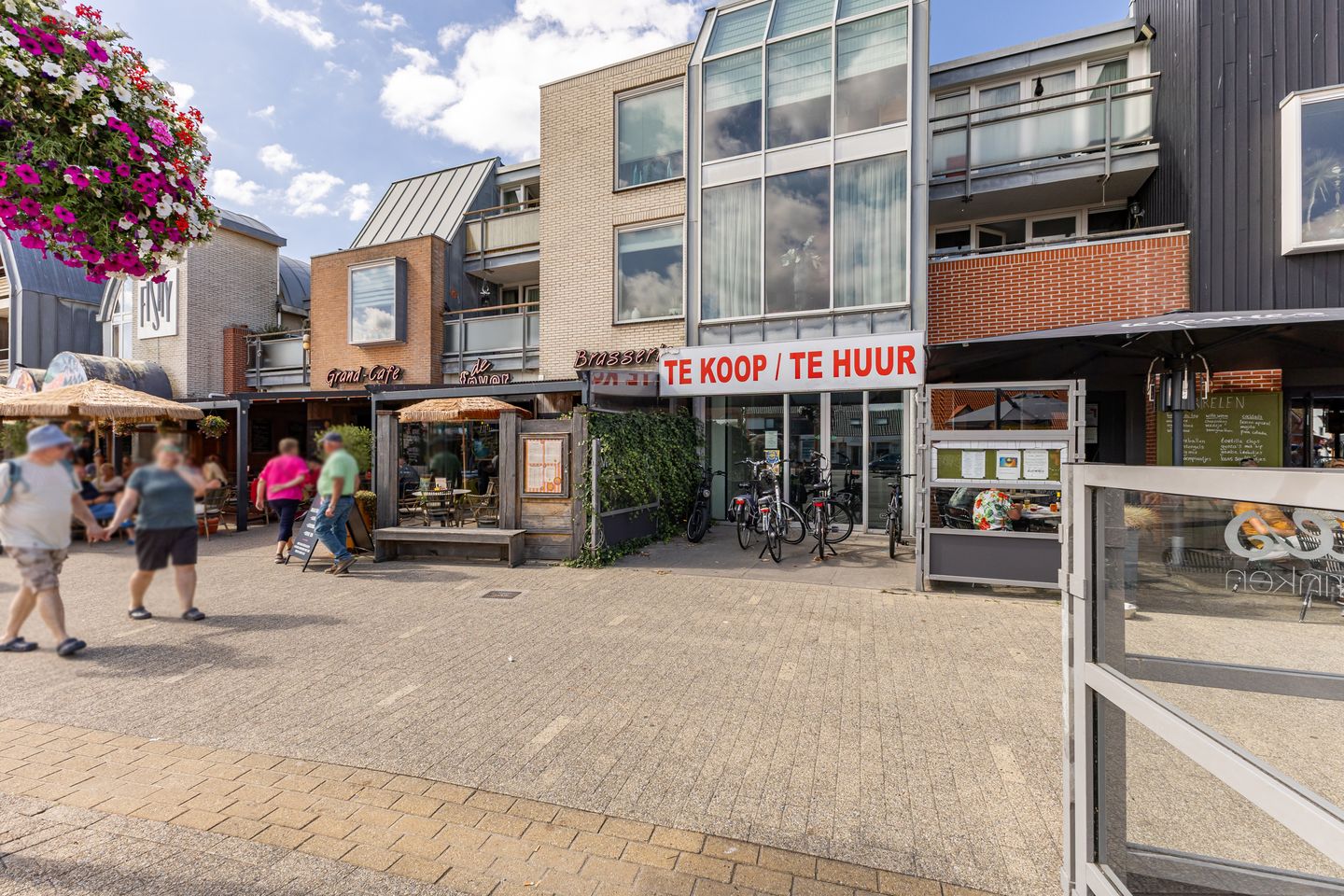 Bekijk foto 1 van Dorpsplein 19