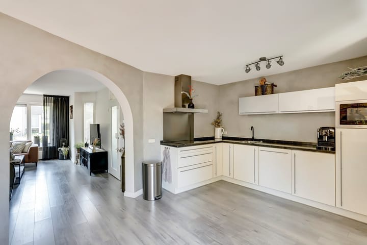 Photo 2 of Meidoorn 27