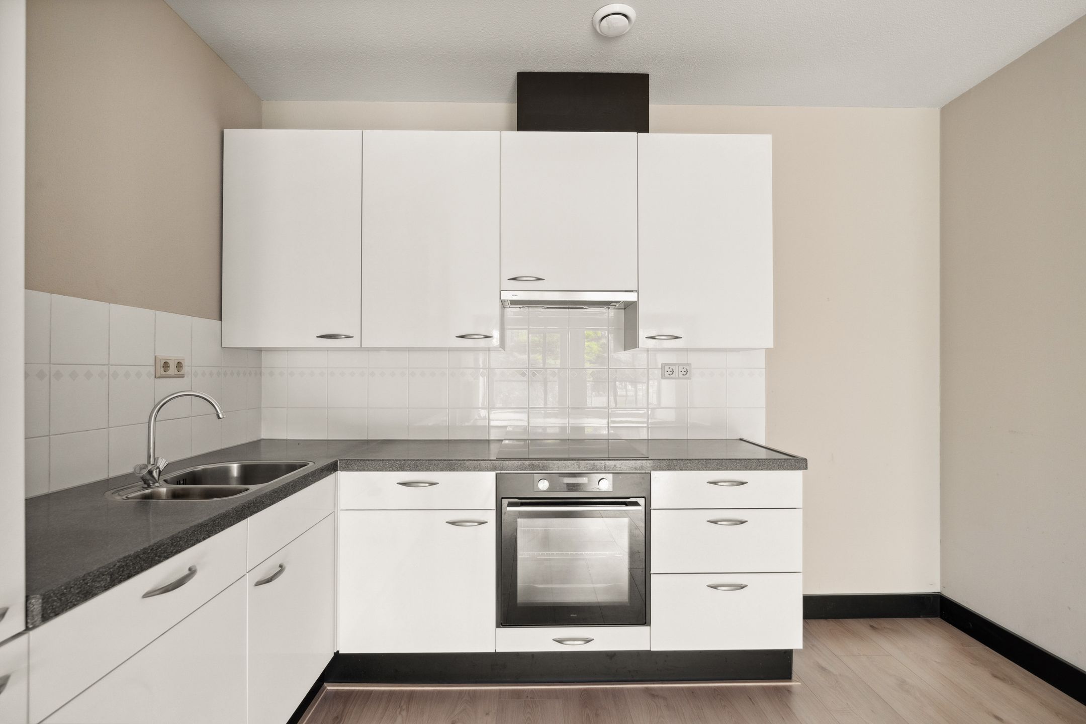 Foto 15 van Eva Besnyöstraat 543