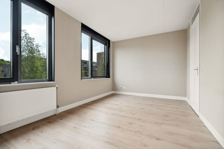 Foto 21 van Eva Besnyöstraat 543