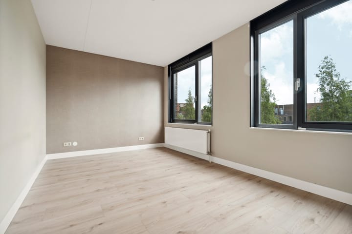 Foto 22 van Eva Besnyöstraat 543