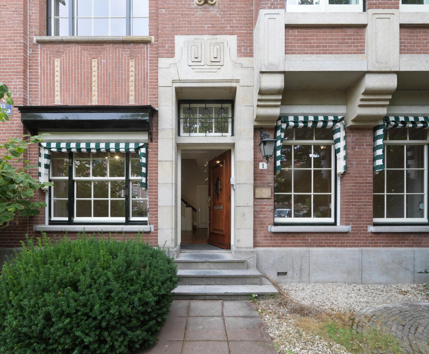 Bekijk foto 2 van Johannes Vermeerplein 1