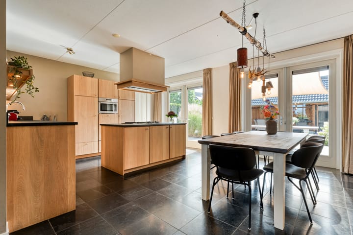 Photo 4 of Van Voorststraat 3