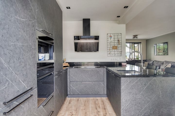 Foto 17 van Van der Duyn van Maasdamstraat 4