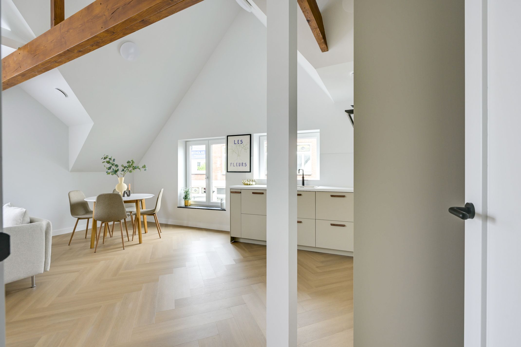 Foto 6 van Dorpsplein 6-A