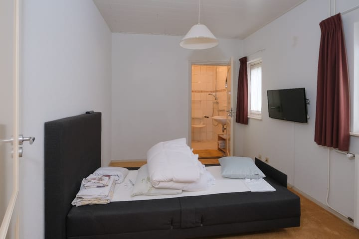 Photo 20 of Worker Landen 16-A