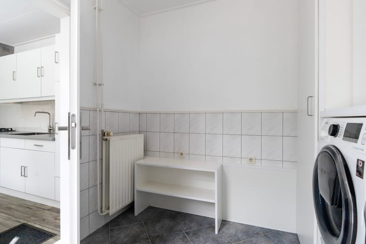 Photo 37 of Sixmastins 2