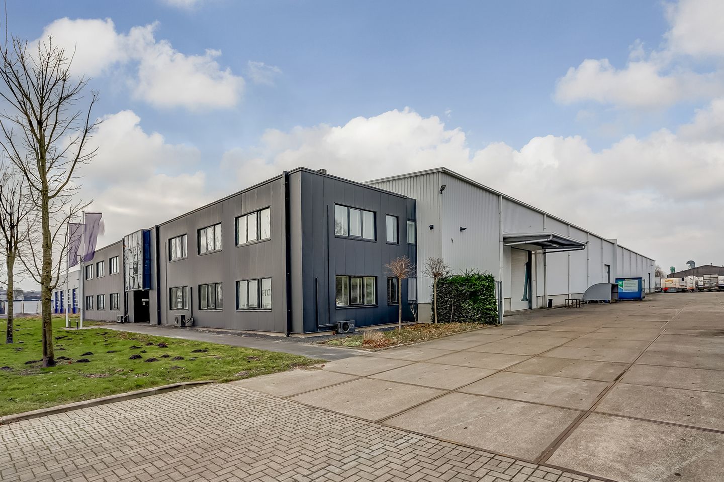 View photo 2 of Ambachtsweg 37