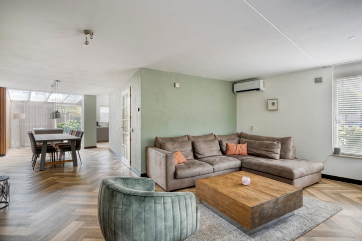 Foto 8 van Menuetstraat 11