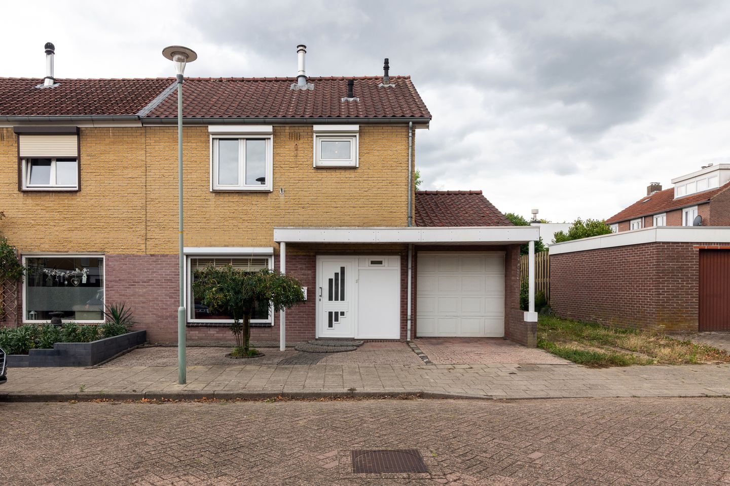 Foto 1 van Mgr. Paredisstraat 2