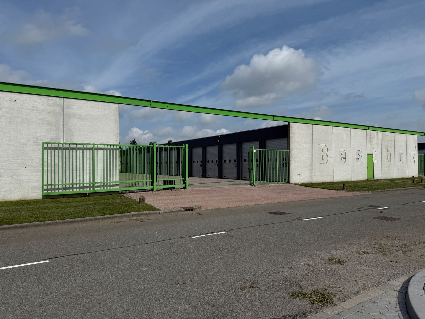 View photo 1 of Hammerfestweg 4-15