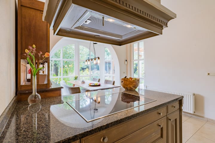 Photo 18 of Burg. Van Ginnekenstraat 14