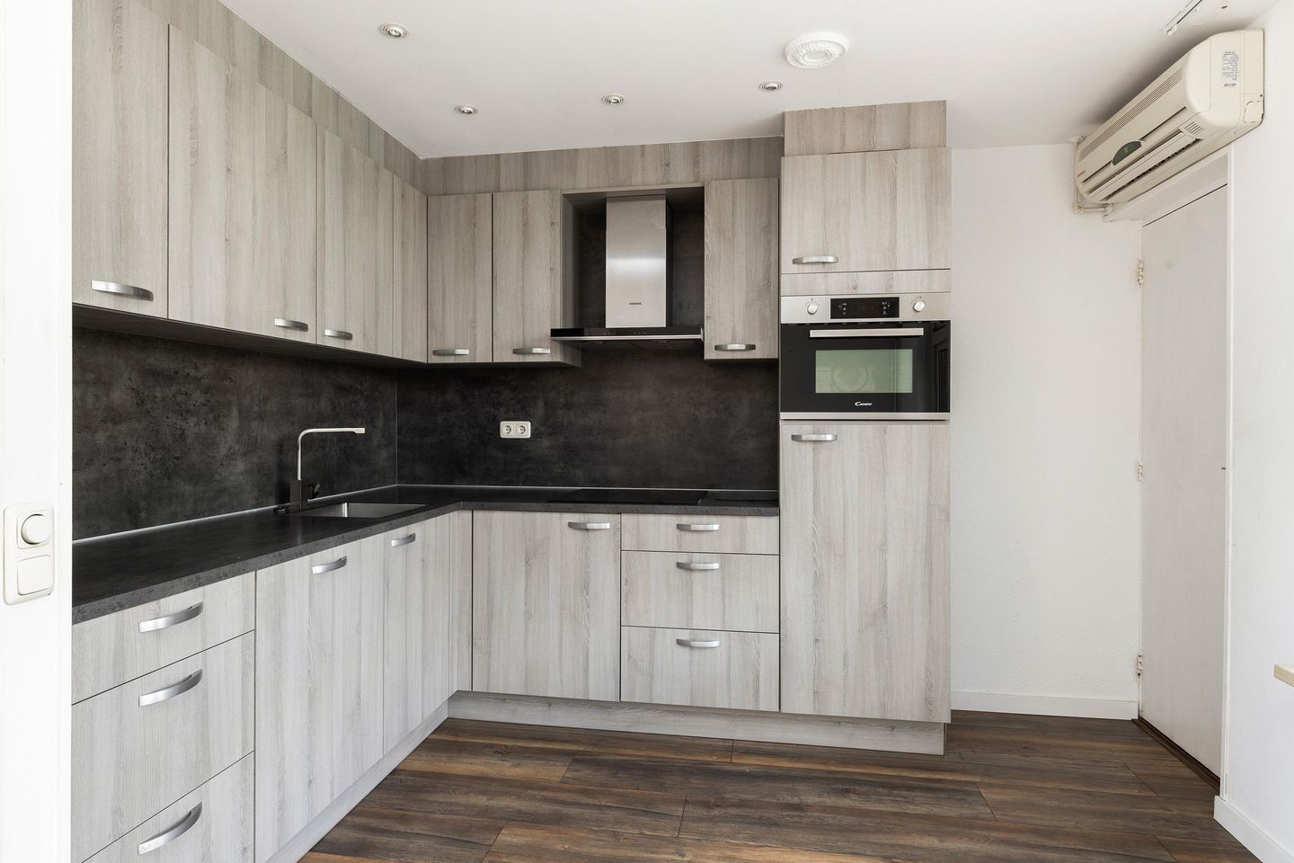 Photo 10 of van Leeuwenstraat 19