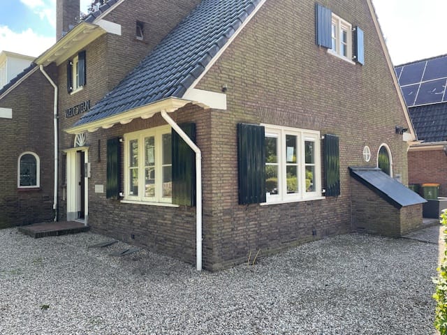 Bekijk foto 1 van Stationsweg 66