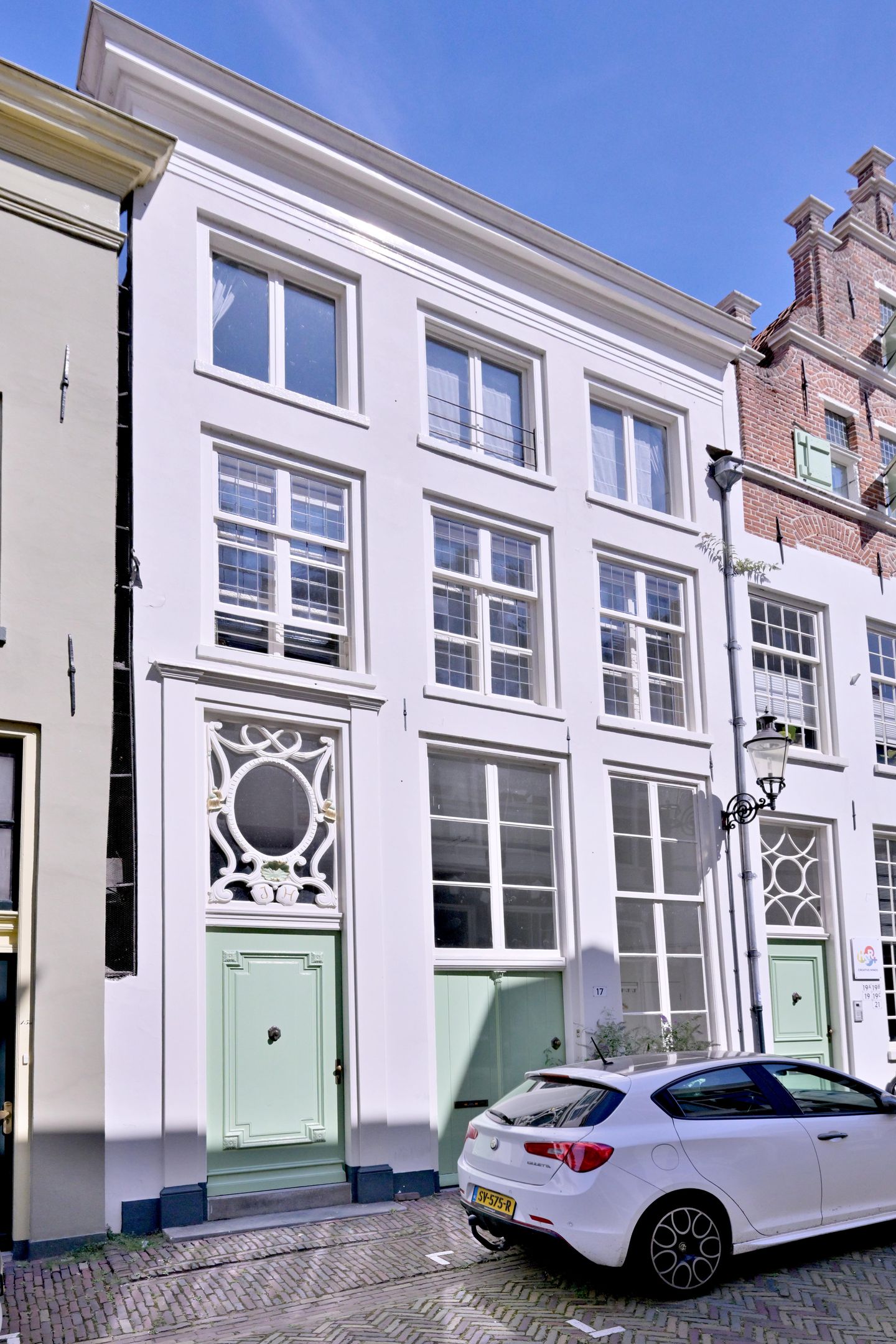 Bekijk foto 1 van Menstraat 17