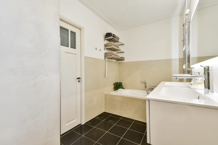 Photo 15 of Von Guerickestraat 70