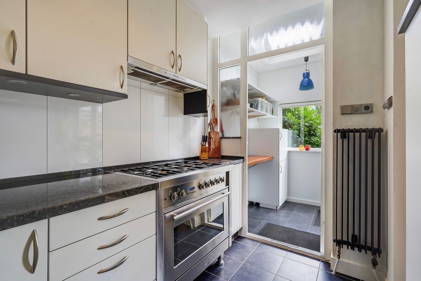 Photo 14 of Theemsstraat 32