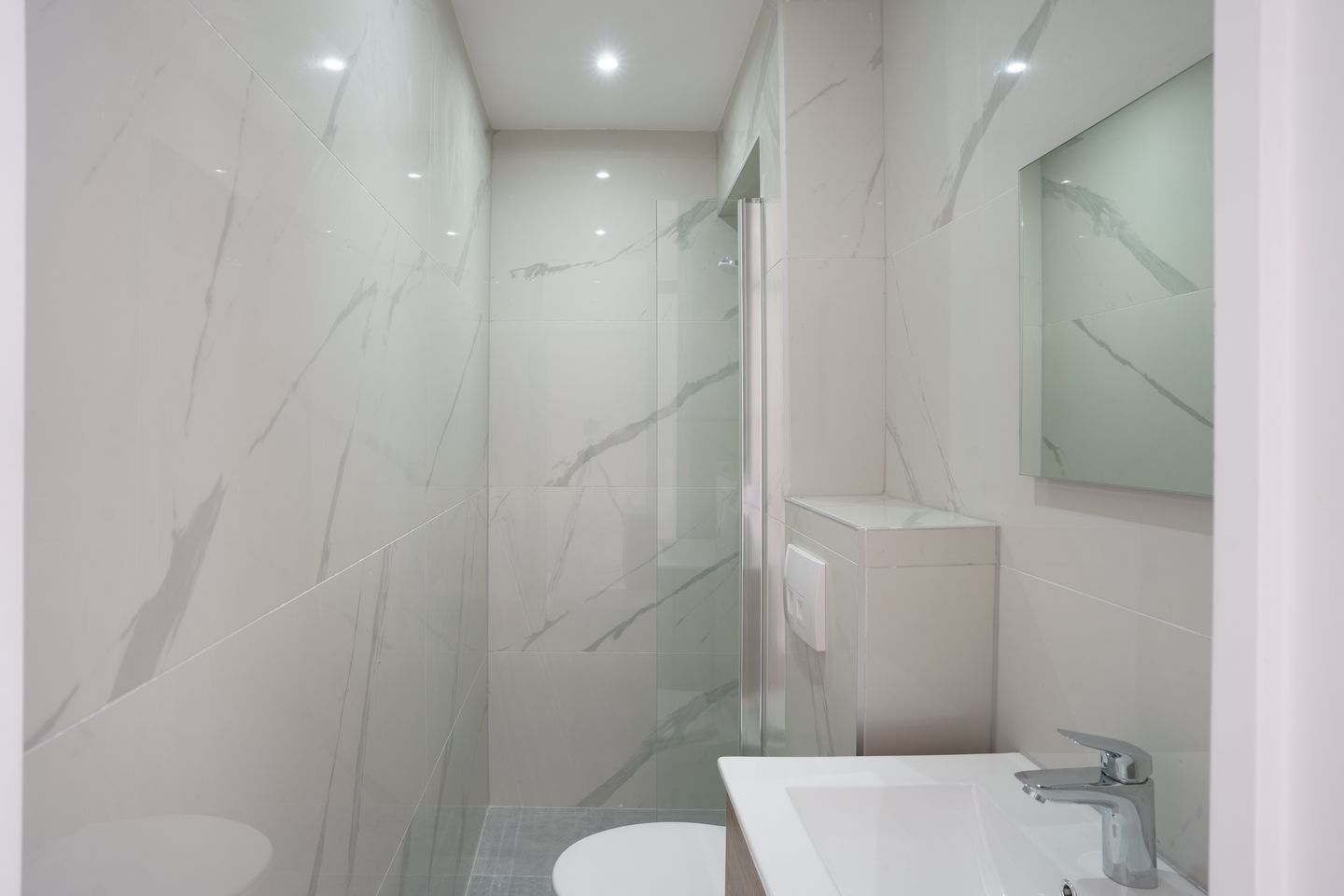 Photo 10 of Van Adrichemstraat 111