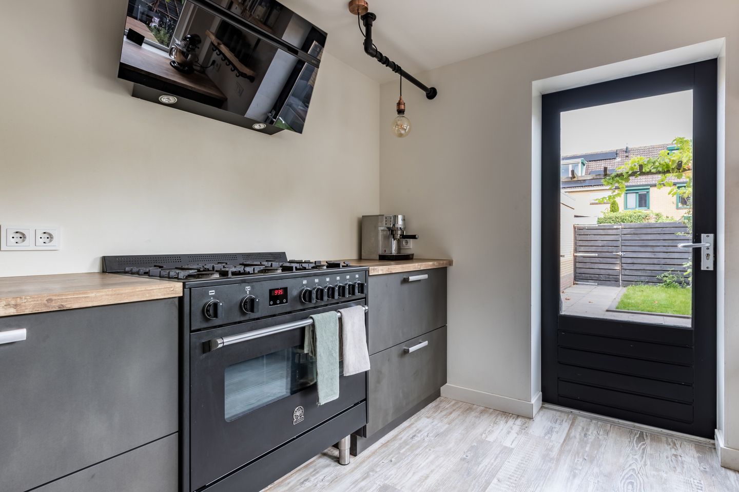 Photo 14 of Anna van Saksenstraat 118