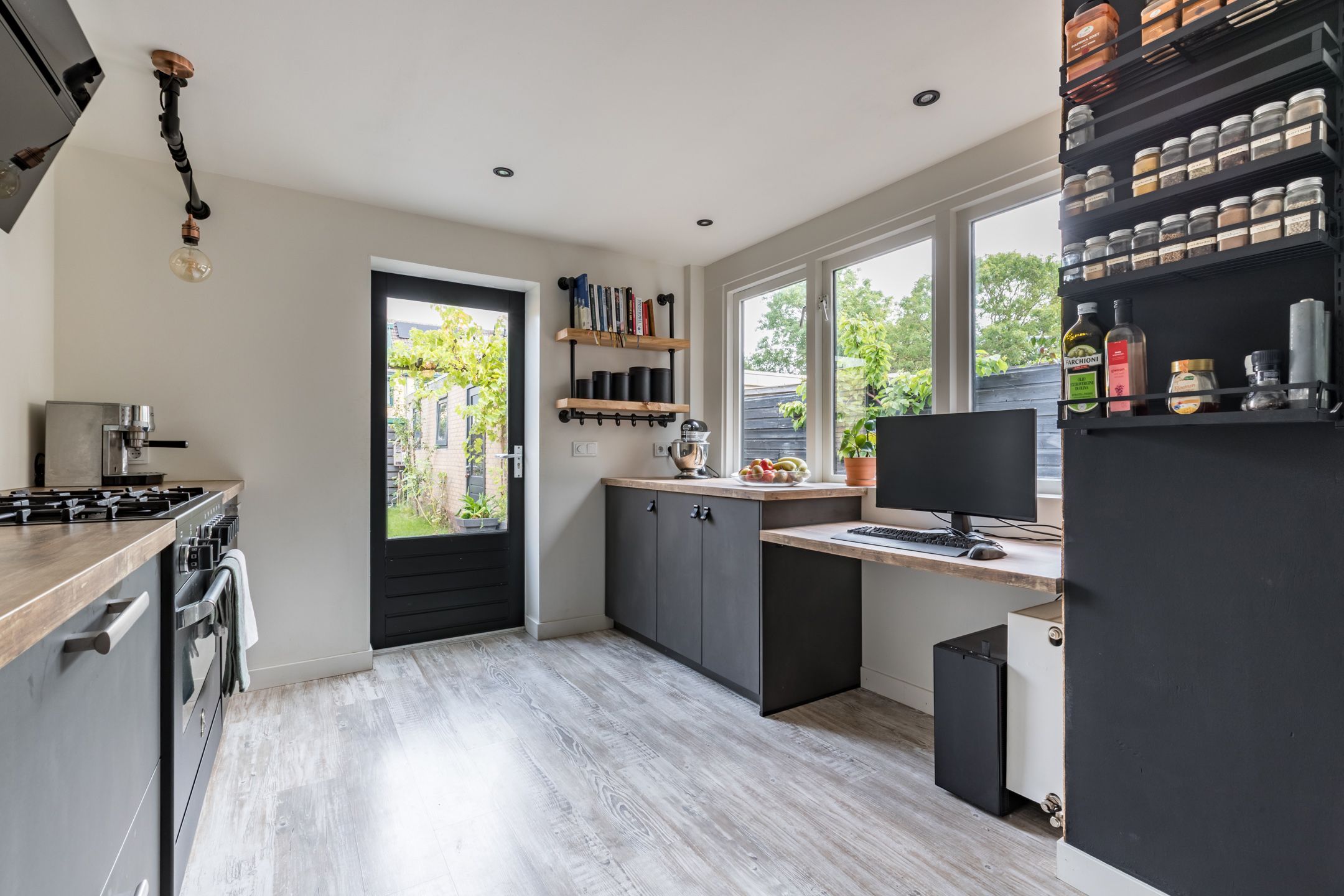 Photo 15 of Anna van Saksenstraat 118