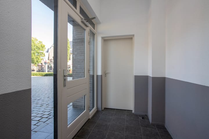 Foto 3 van Burg. Van Houdtplein 16