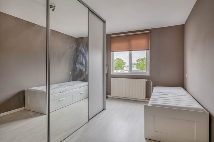 Photo 4 of Ringspoor 80