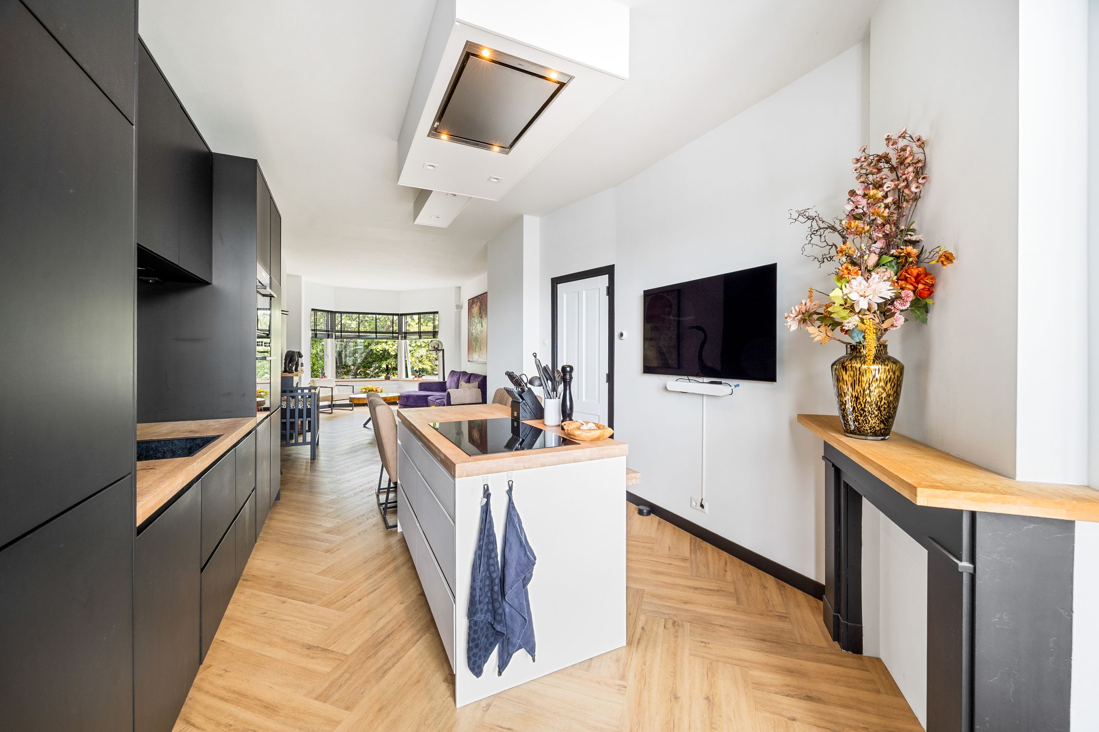 Foto 9 van Caan van Necklaan 214