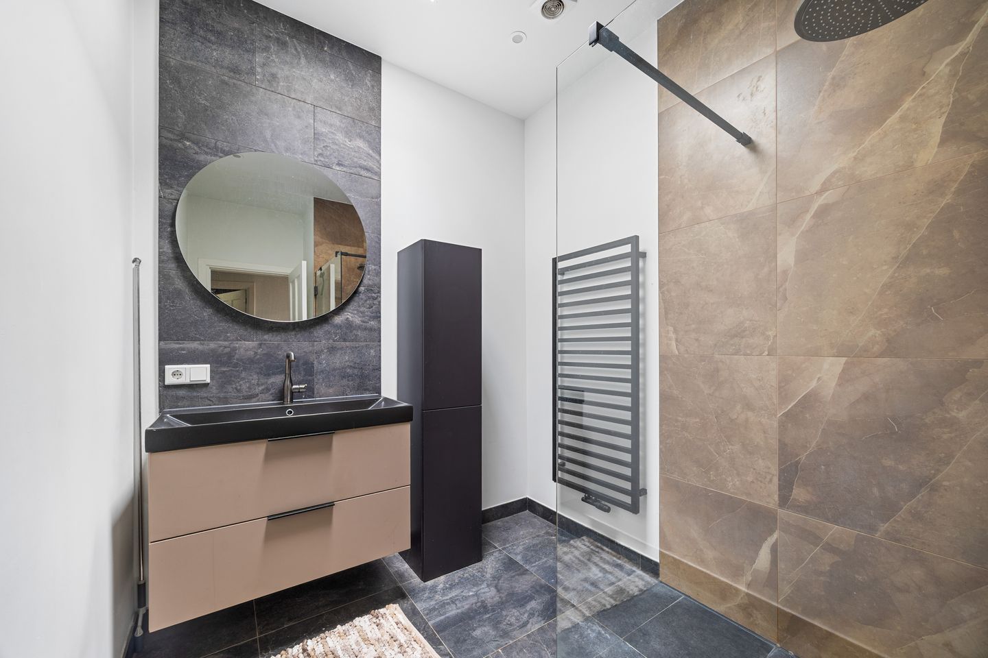 Foto 19 van Caan van Necklaan 214