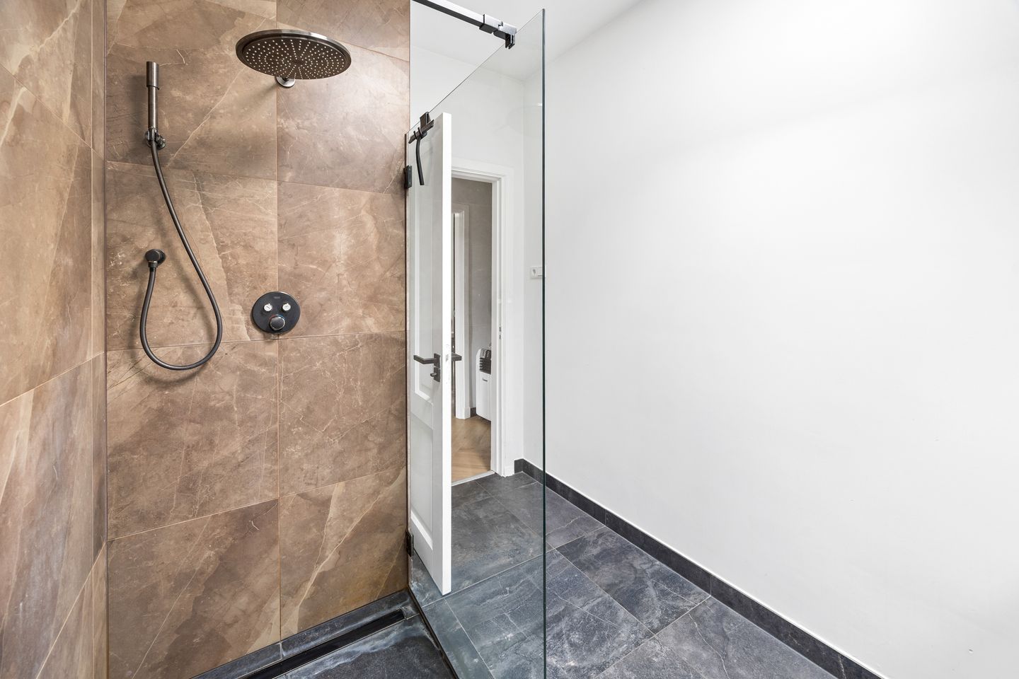 Foto 20 van Caan van Necklaan 214